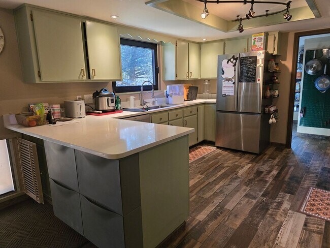 Building Photo - Furnished, 2/2 or 3/2.5 Opportunity