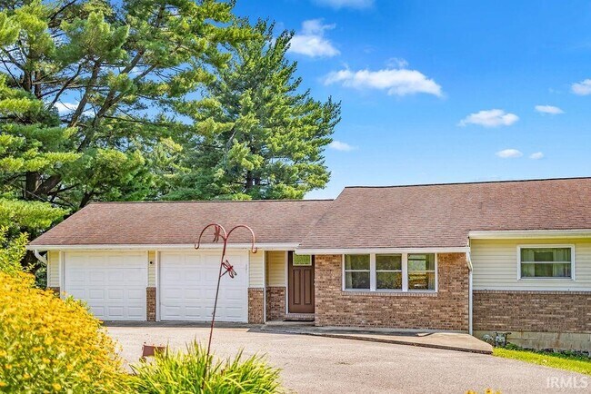 Building Photo - 1744 Parkview Dr