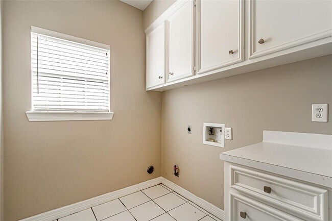 Building Photo - 8311 Mentmore Dr