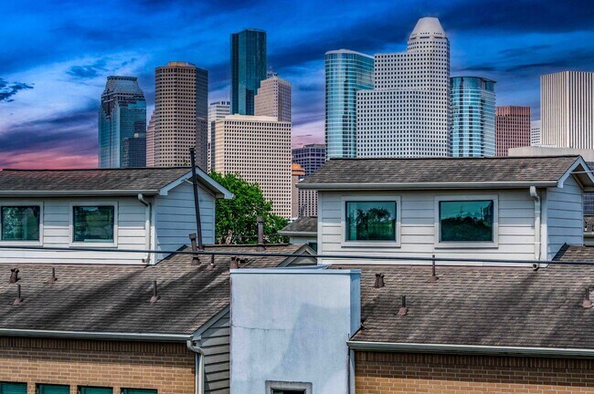 Building Photo - Luxury End Unit Rental with Elevator, Downtown Views, and Sky Deck ($150 off the second month!)