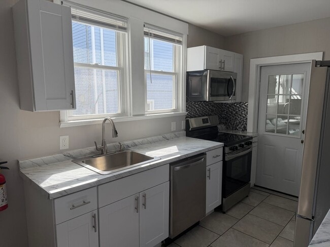 Building Photo - Newly Renovated 3 Bedroom, 2 Bath! Ready for Move-In!!!!