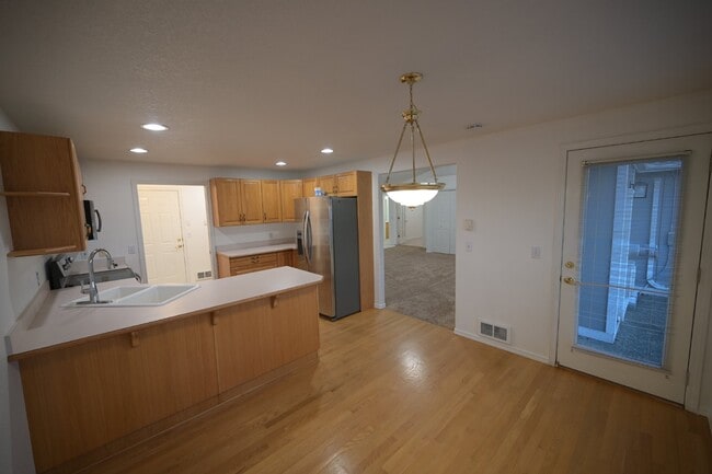 Building Photo - Charming 2 Bed, 2 Bath Condo in Sequim, WA