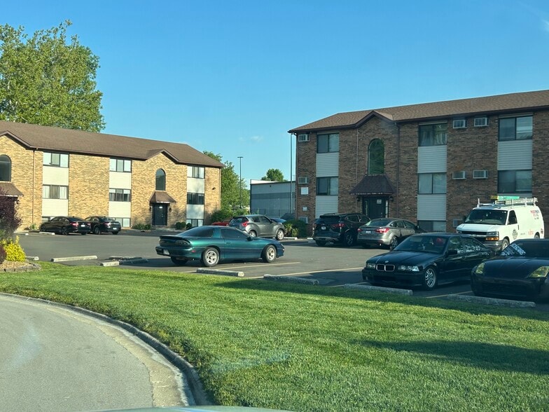 Building Photo - 631 Vicksburg Dr