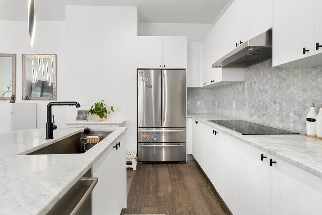 Building Photo - 800 Embassy Dr