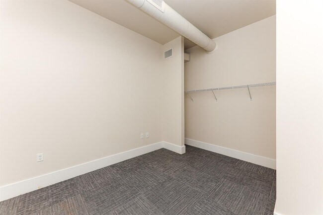 Building Photo - 400 N River St