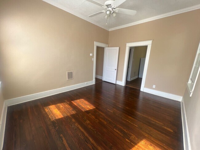 Building Photo - 1860/1862 Court Avenue