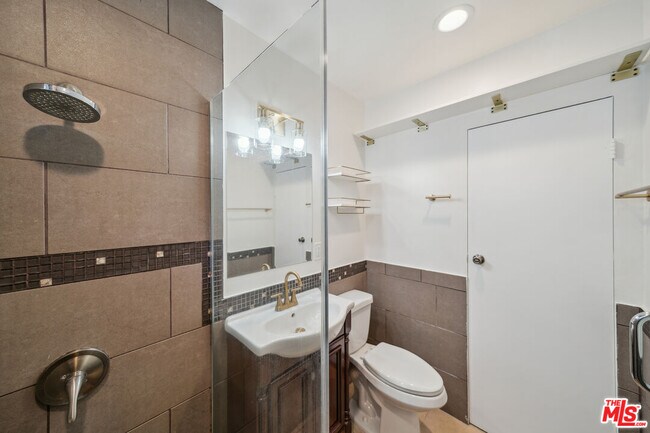 Building Photo - 710 Westmount Dr