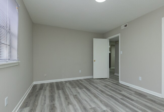 Building Photo - 180 S Pine Lake Dr