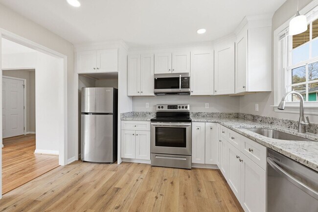 Building Photo - Colonial Heights