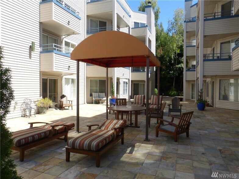 Building Photo - 6970 California Ave SW #B404
