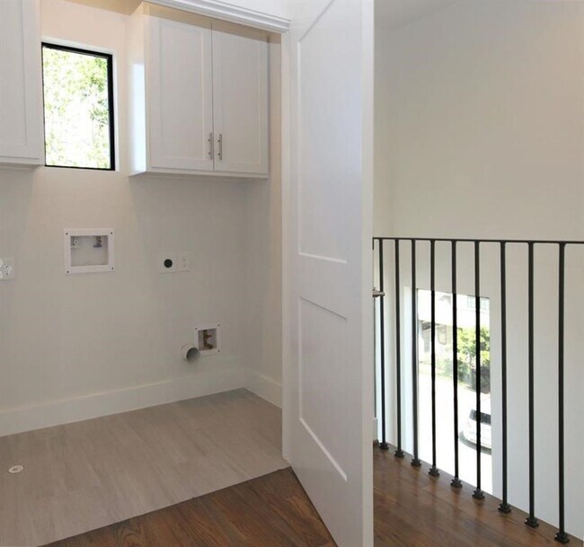 Building Photo - 820 W 22nd St