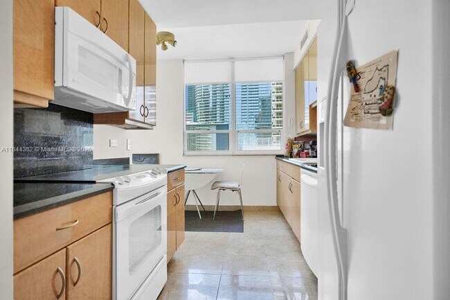Building Photo - 801 Brickell Key Blvd