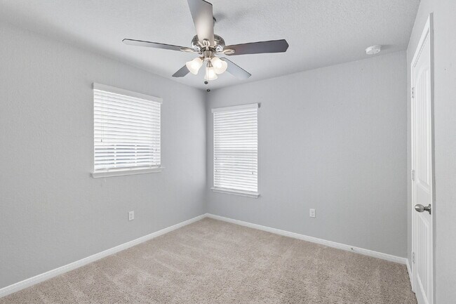 Building Photo - Large 4 bed, 2.5 bath Home in Meadows of K...