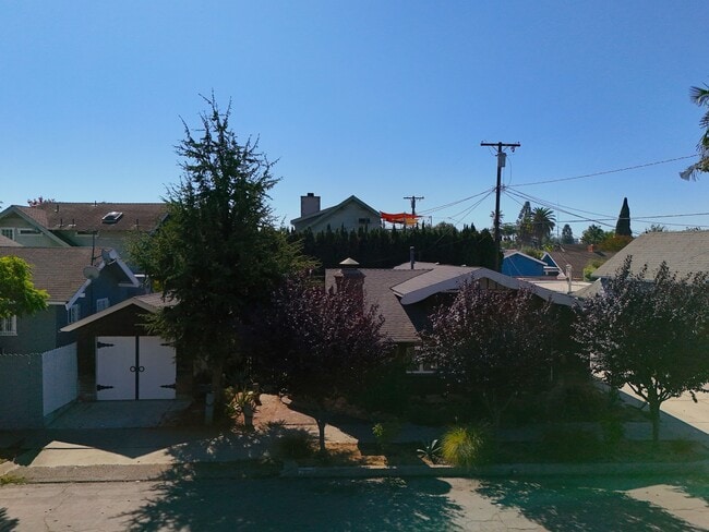 Building Photo - 2624 E 8th St