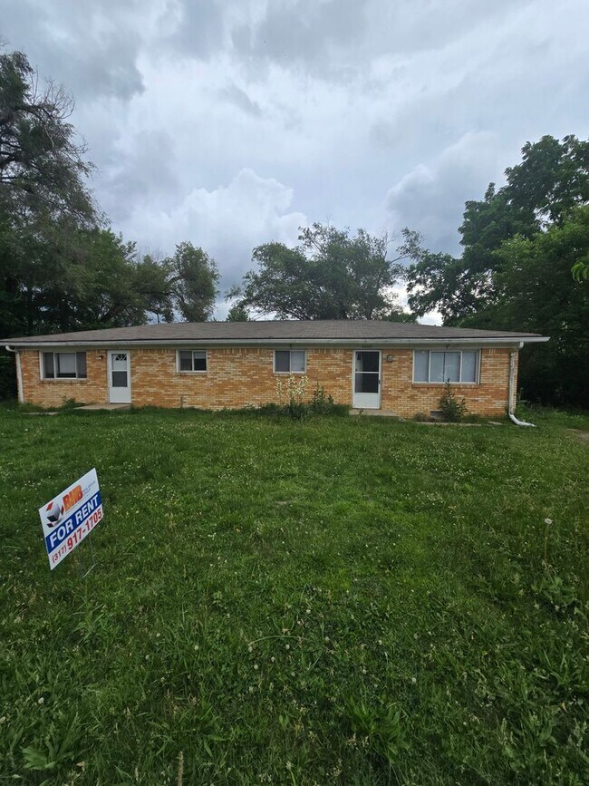 Building Photo - Two Bedroom Duplex located on the Westside off West 10th St and Lynhurst Dr