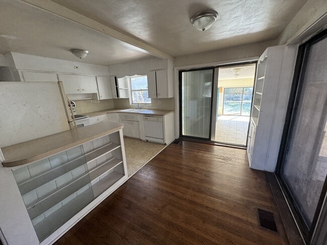 Building Photo - 1722 Pine Ave