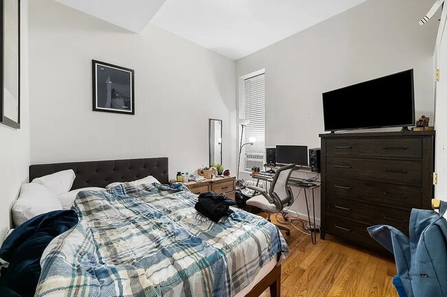 Building Photo - 220 Sullivan St