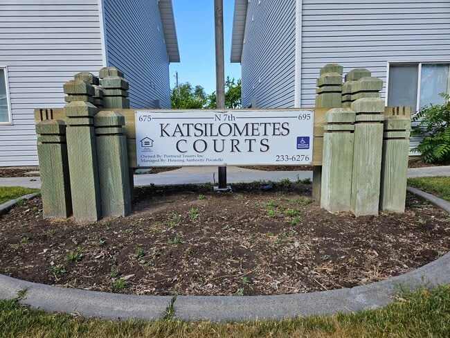 Sign - Katsilometes Courts
