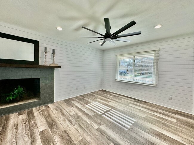 Building Photo - READY NOW!! Updated 5-Bedroom Home w/Fenced Backyard, Attached Garage  & Sunroom - Pet Friendly!