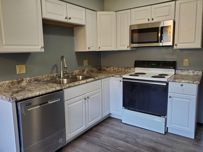 Building Photo - 2418 Adler Cir