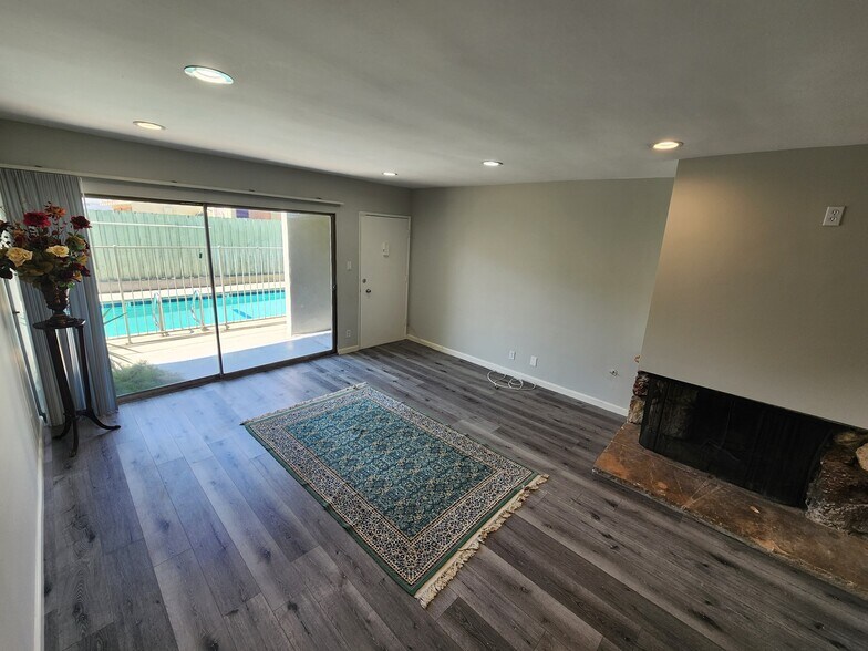 Building Photo - 12744 Moorpark St