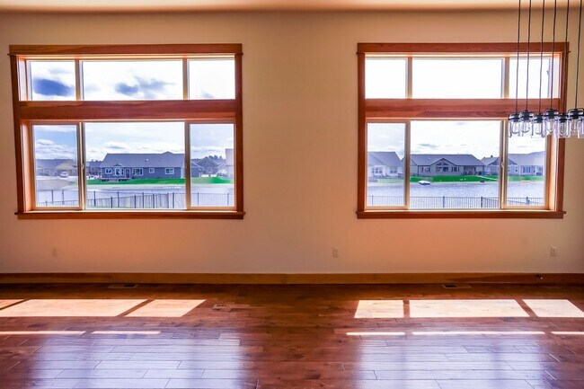 Building Photo - One Month's Free Rent
