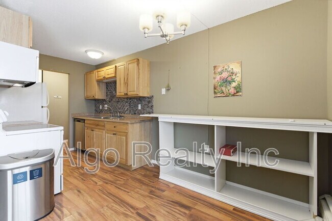 Building Photo - 1023 Smetana Rd