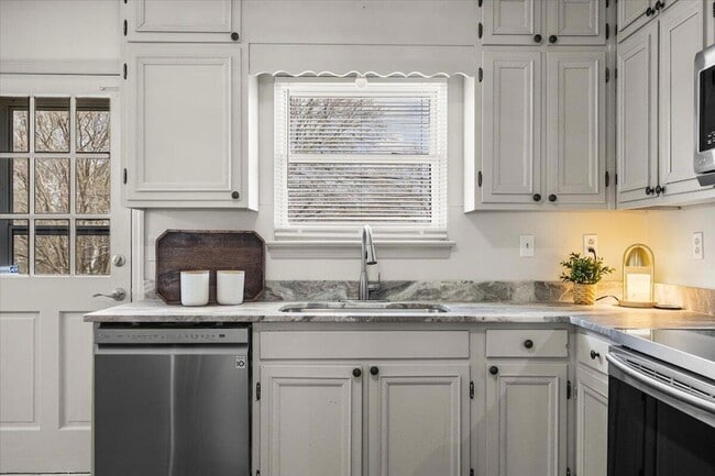 Building Photo - 9121 Potomac Dr