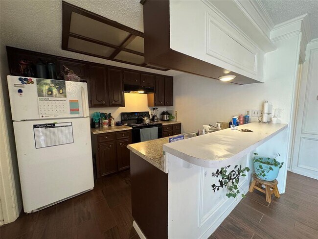 Building Photo - 2900 Lovell Dr