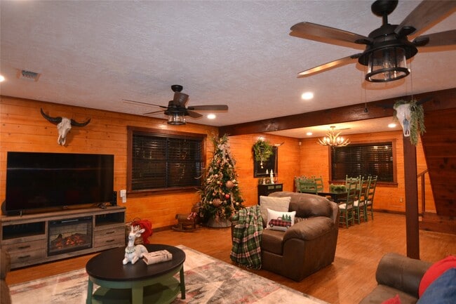 Building Photo - 2611 Primrose Dr