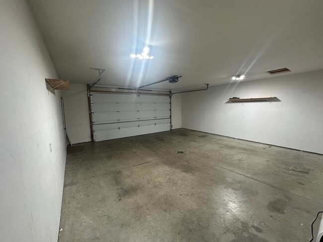 Building Photo - 4 Bedroom Townhome