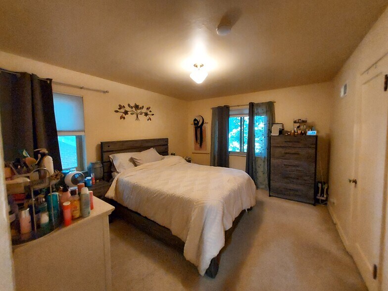 Mst Bdrm 1 - 4828 E 19th Ave