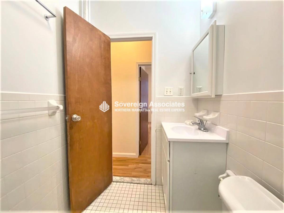 Building Photo - 515 W 111th St