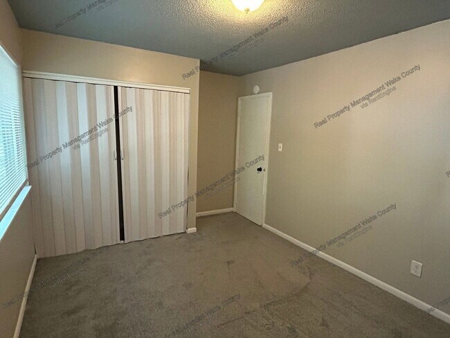 Building Photo - 4702 Walden Pond Dr