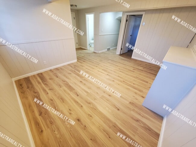 Building Photo - Absolutley Beautiful 4 Bedroom 2.5 Bath Overland Park Home-Available NOW!!