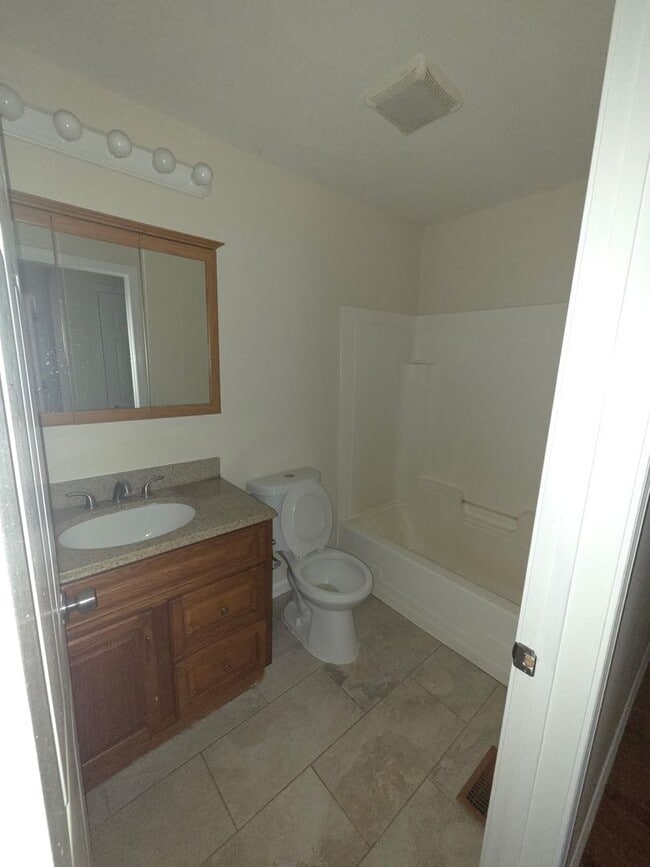 Building Photo - Spacious 5-Bedroom Home for Rent in Goshen...