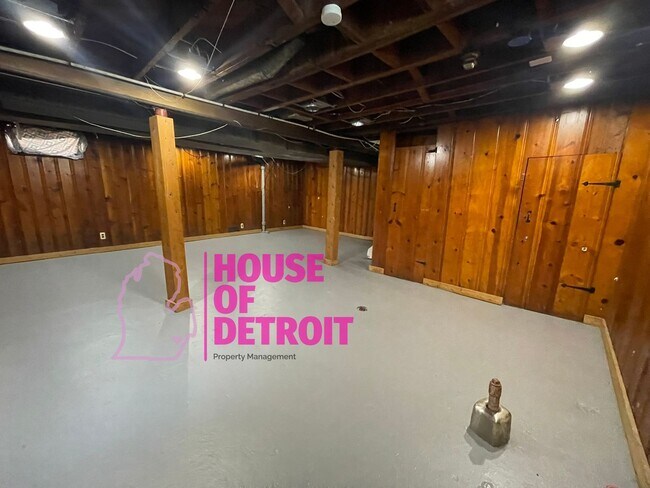 Building Photo - SUMMER SPECIAL~ 3 BEDROOM 1.5 BATH~ FREE P...