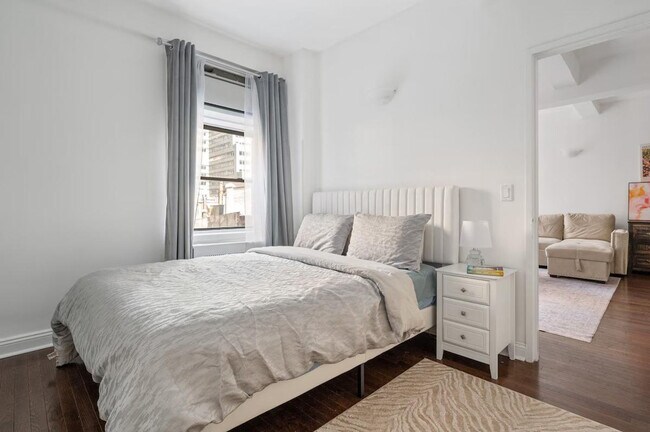 Building Photo - 132 E 45th St