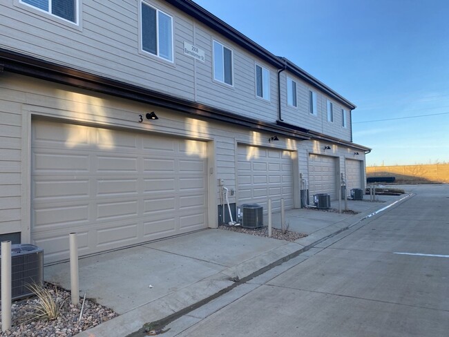 Building Photo - Beautiful 3 Bed/2.5 Bath Townhome with Att...
