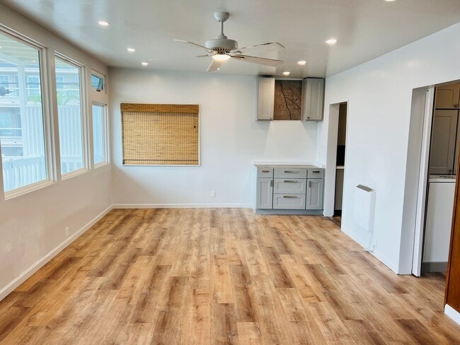 Building Photo - 1 Bedroom Beach Cottage in Coveted Corona Del Mar!