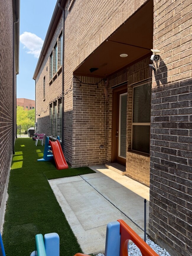 Building Photo - 620 Courtyard Ln
