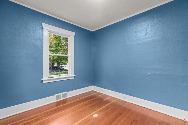 Building Photo - Classic Tacoma Charm with Room to Breathe....