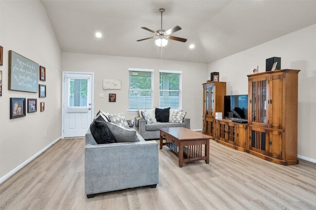 Building Photo - 18806 Legend Oaks Dr