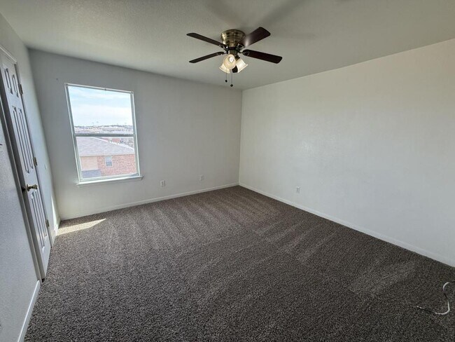 Building Photo - 705 S Amy Ln