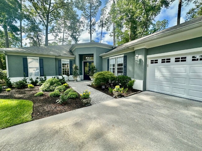 Building Photo - Spacious Beautifully Appointed Two Bedroom...