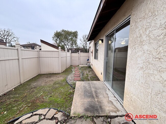 Building Photo - Cute 2 Bedroom Off Stockdale Hwy and California Ave!