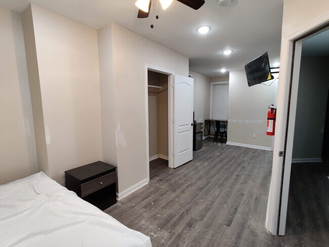 Building Photo - 5535 Crowson St