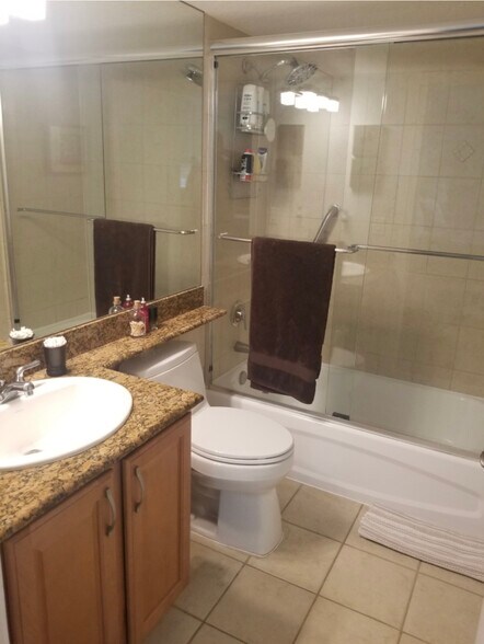 Building Photo - 150 NE 15th Ave