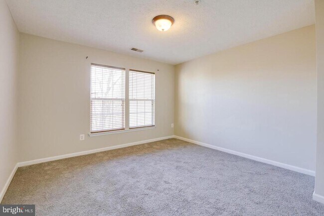 Building Photo - 9307 Vanguard Ct