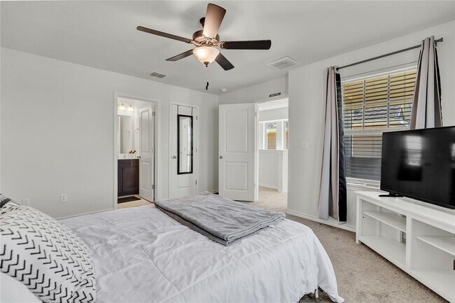 Building Photo - 380 Witchhazel Way